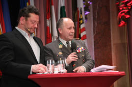 Moderator Michael Lang ("APA) und Oberst Stefan Koutnik.