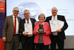 Walter Grieger, Marlies Lamertz und Wielfried Grieger (Walter Grieger Offsetdruck) erhielten die Auszeichnung "Lebenswerk". Im Bild mit Laudator Michael Höflich (Kohlschein GmbH & Co.KG).